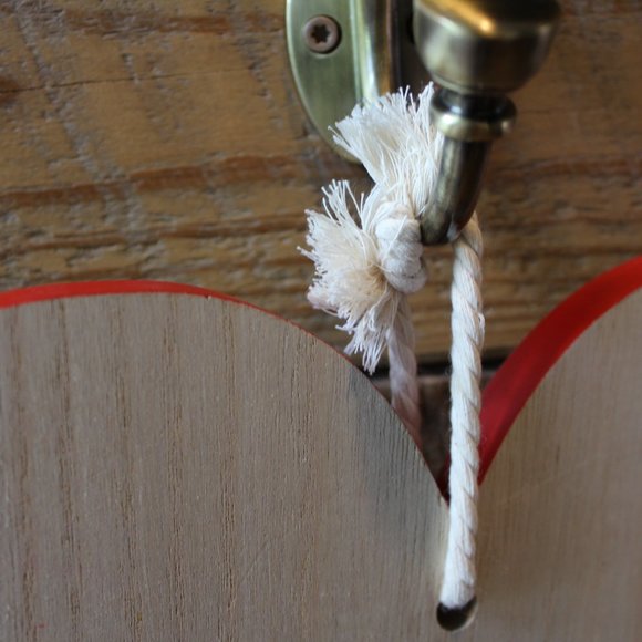 Large wooden hanging heart "cutting board" decoration with red edges - Picture 4 of 4